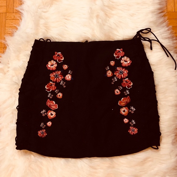 MOVING OUT SALE❗️H&M mini skirt - Picture 1 of 3